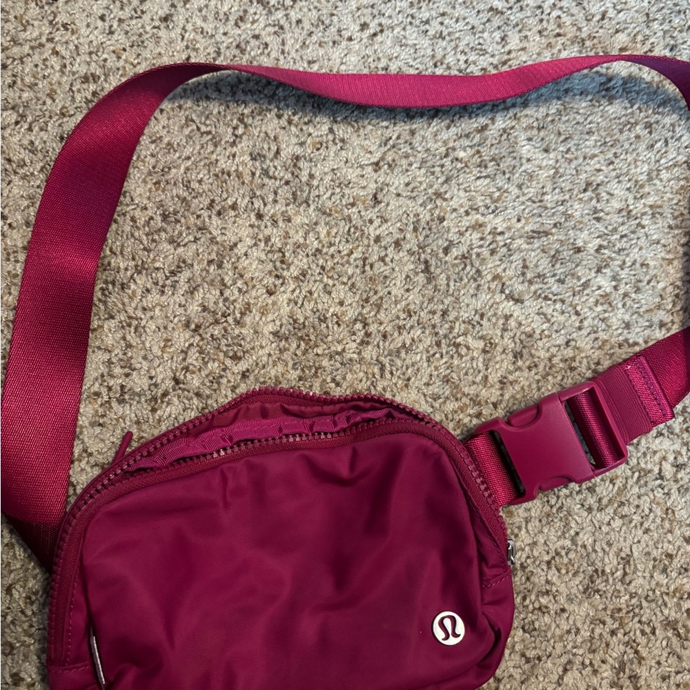 lululemon athletica burgundy belt bag